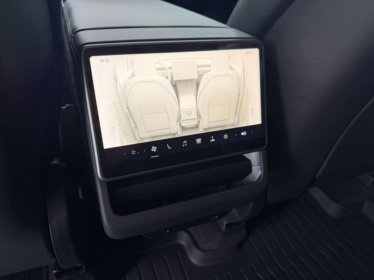 Tesla Model Y 2025 thumb 8
