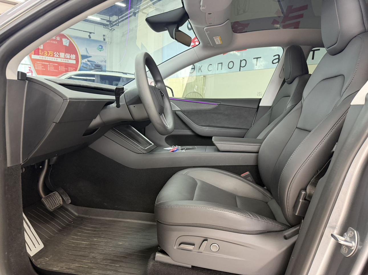 Tesla Model Y 2025 thumb 9