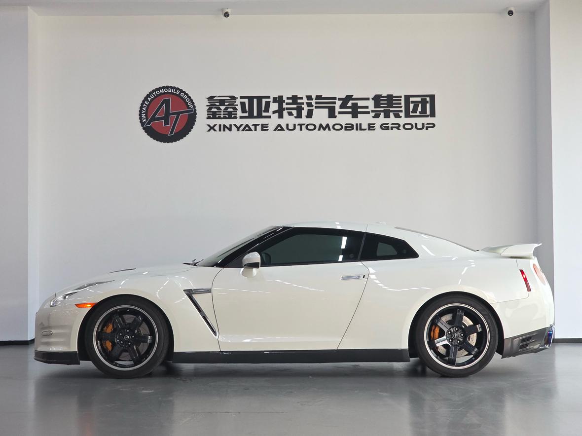 Nissan GT-R 2012 thumb 2