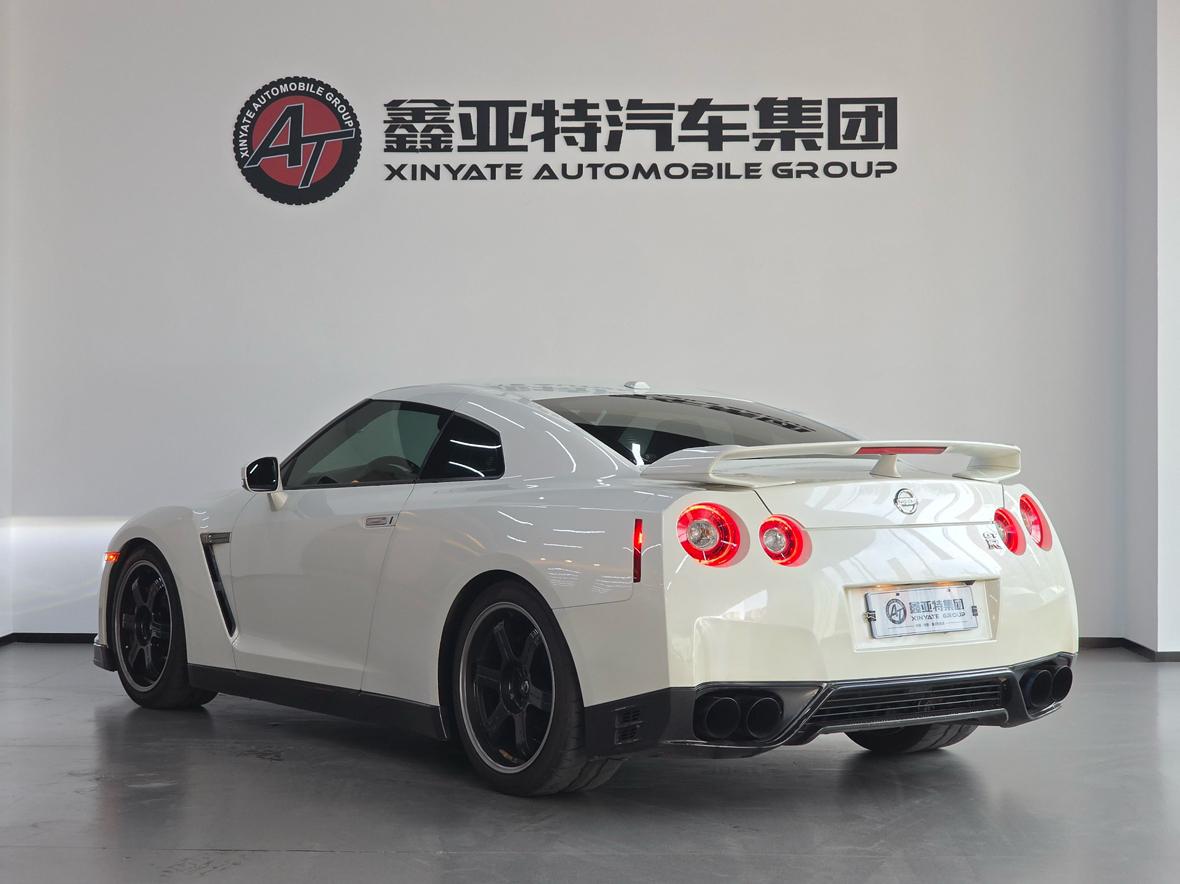 Nissan GT-R 2012 thumb 3