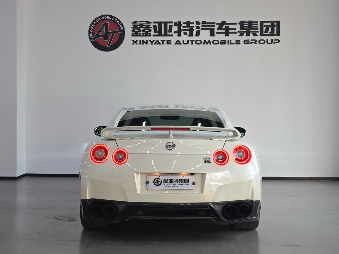 Nissan GT-R 2012 thumb 4