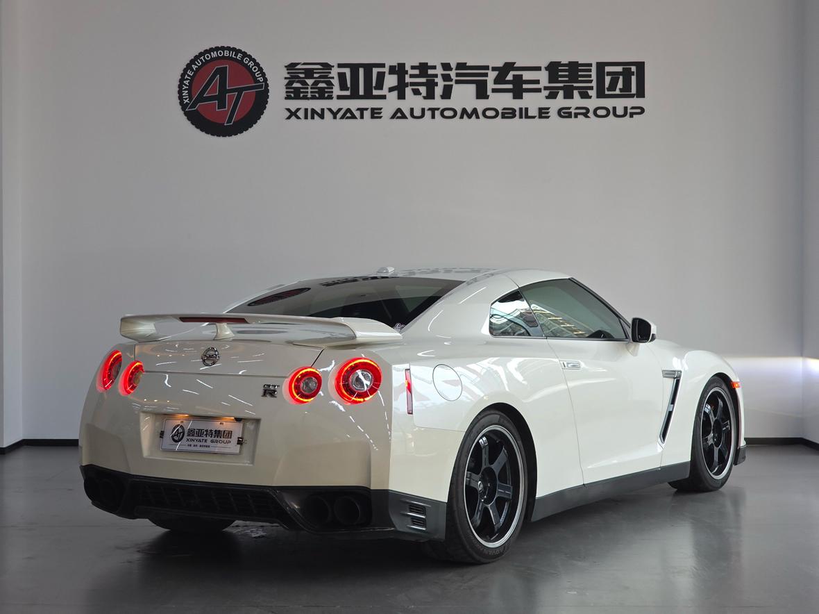 Nissan GT-R 2012 thumb 5
