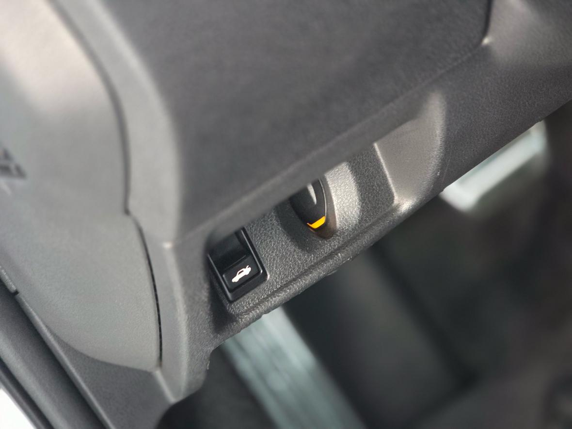 Nissan GT-R 2012 thumb 6