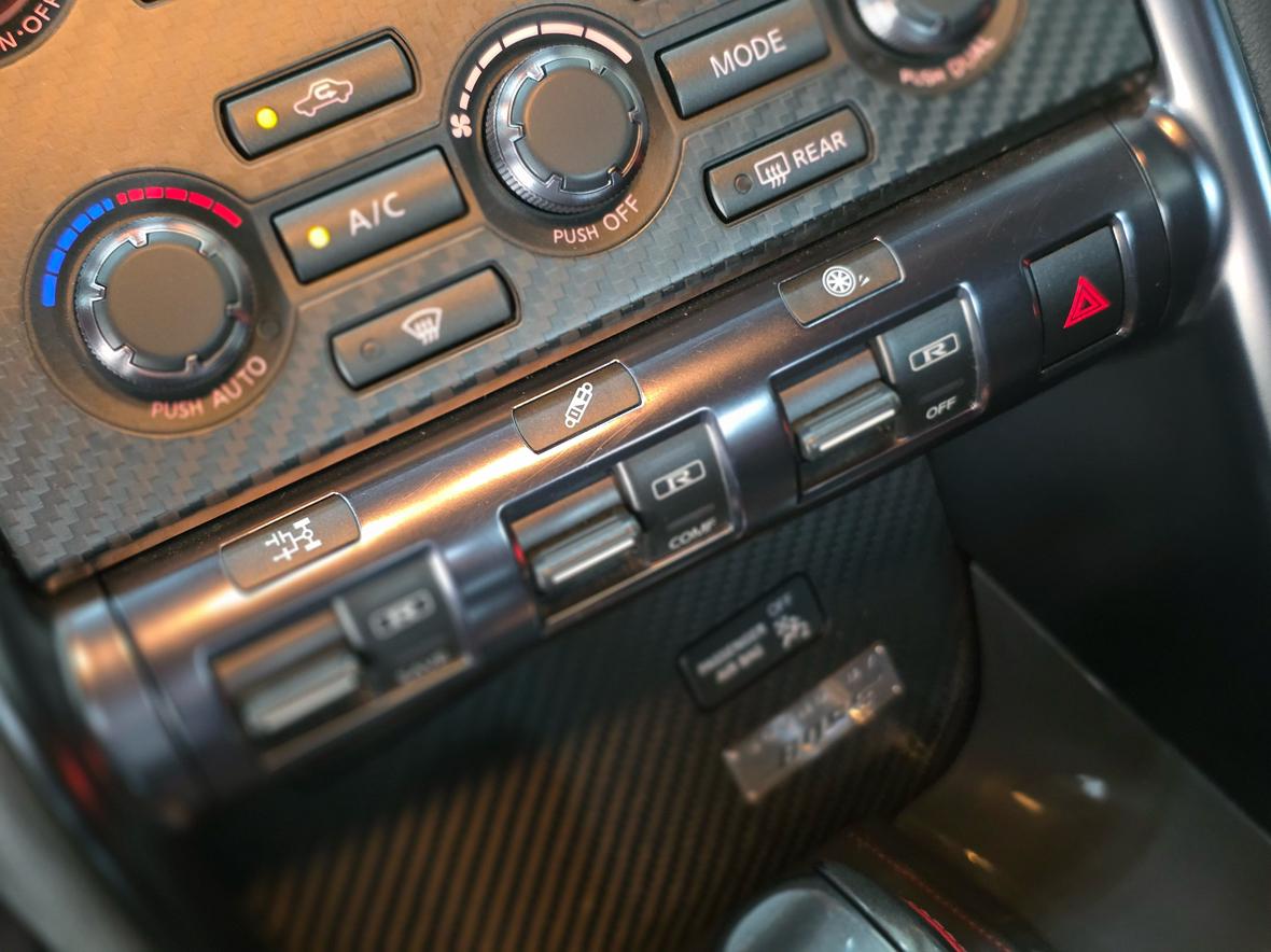 Nissan GT-R 2012 thumb 9