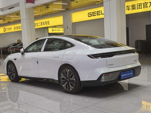 Geely Galaxy 8 PHEV 2025 thumb 2