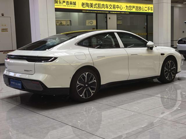 Geely Galaxy 8 PHEV 2025 thumb 4