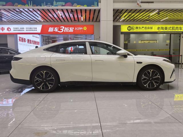 Geely Galaxy 8 PHEV 2025 thumb 5