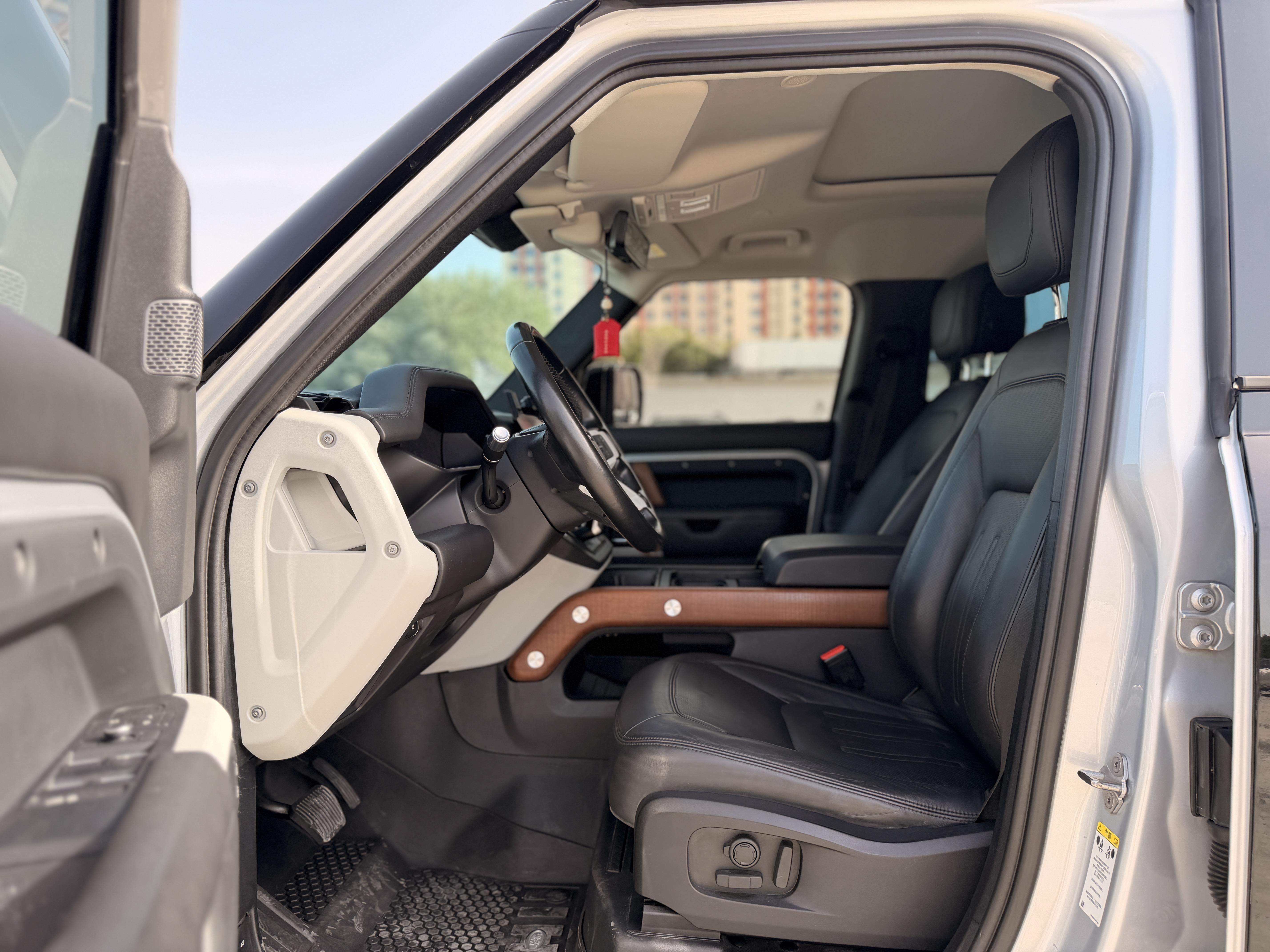 Land Rover Defender 2020 thumb 6