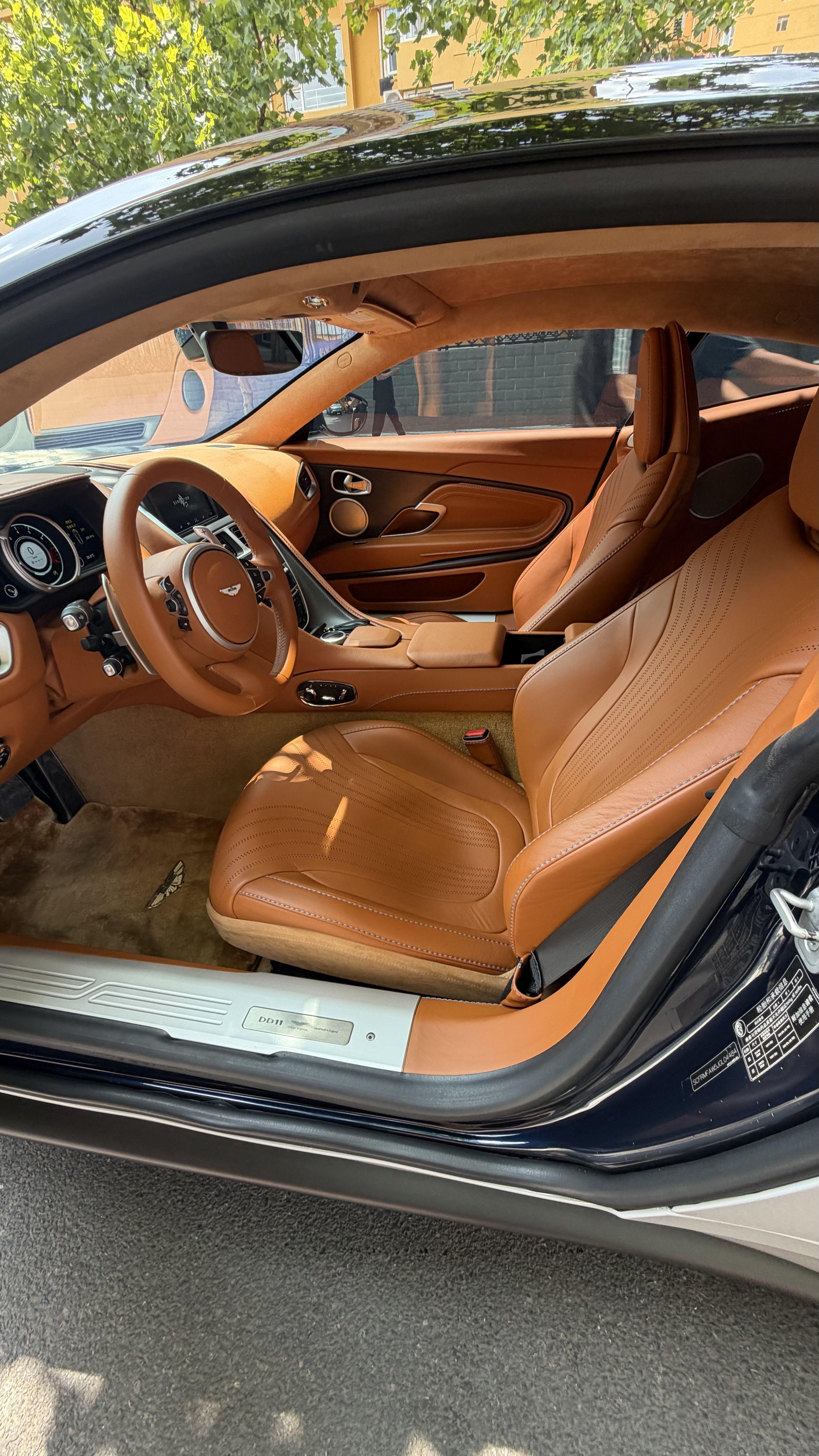 Aston Martin DB11 2019 thumb 2