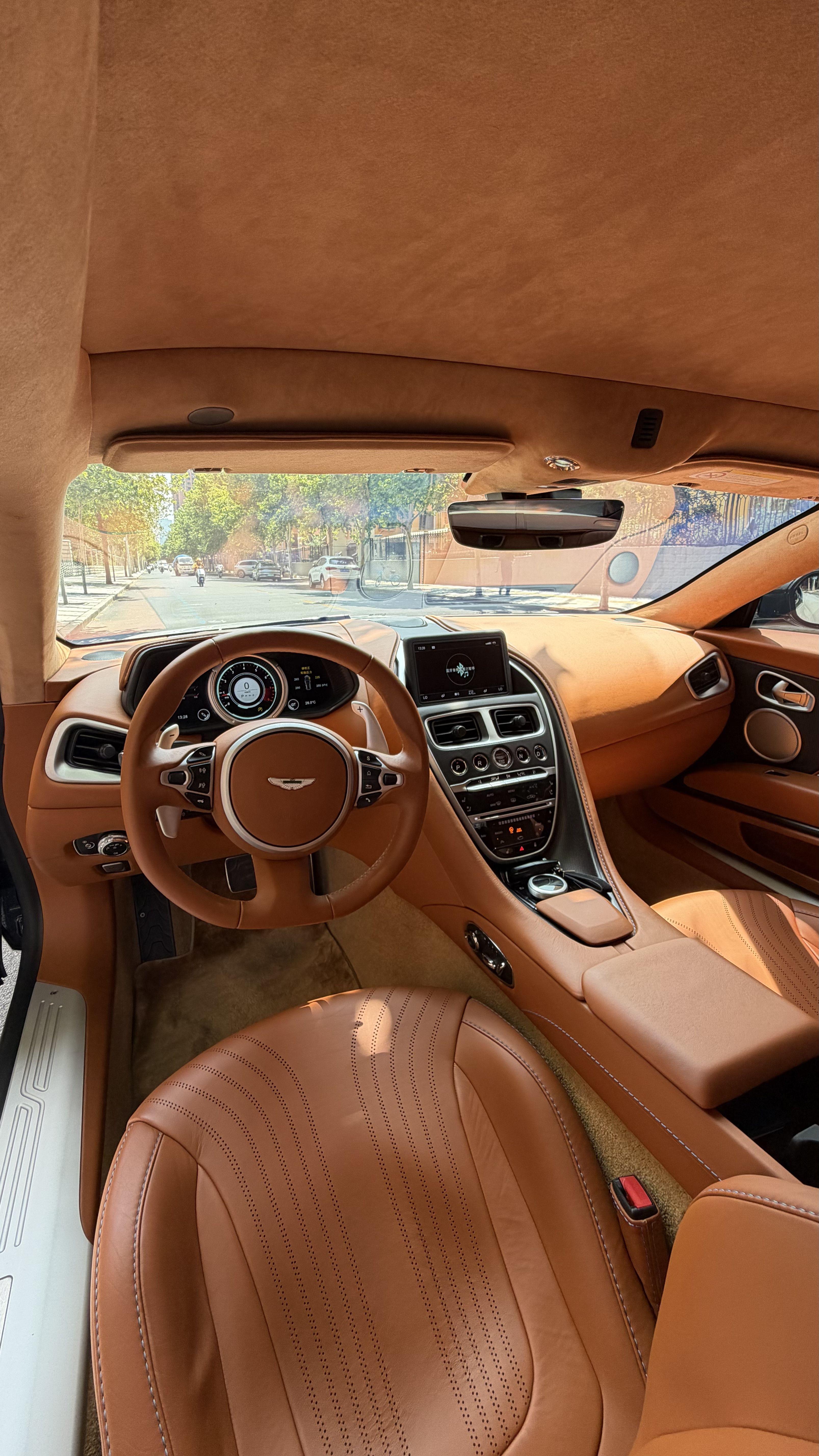 Aston Martin DB11 2019 thumb 4