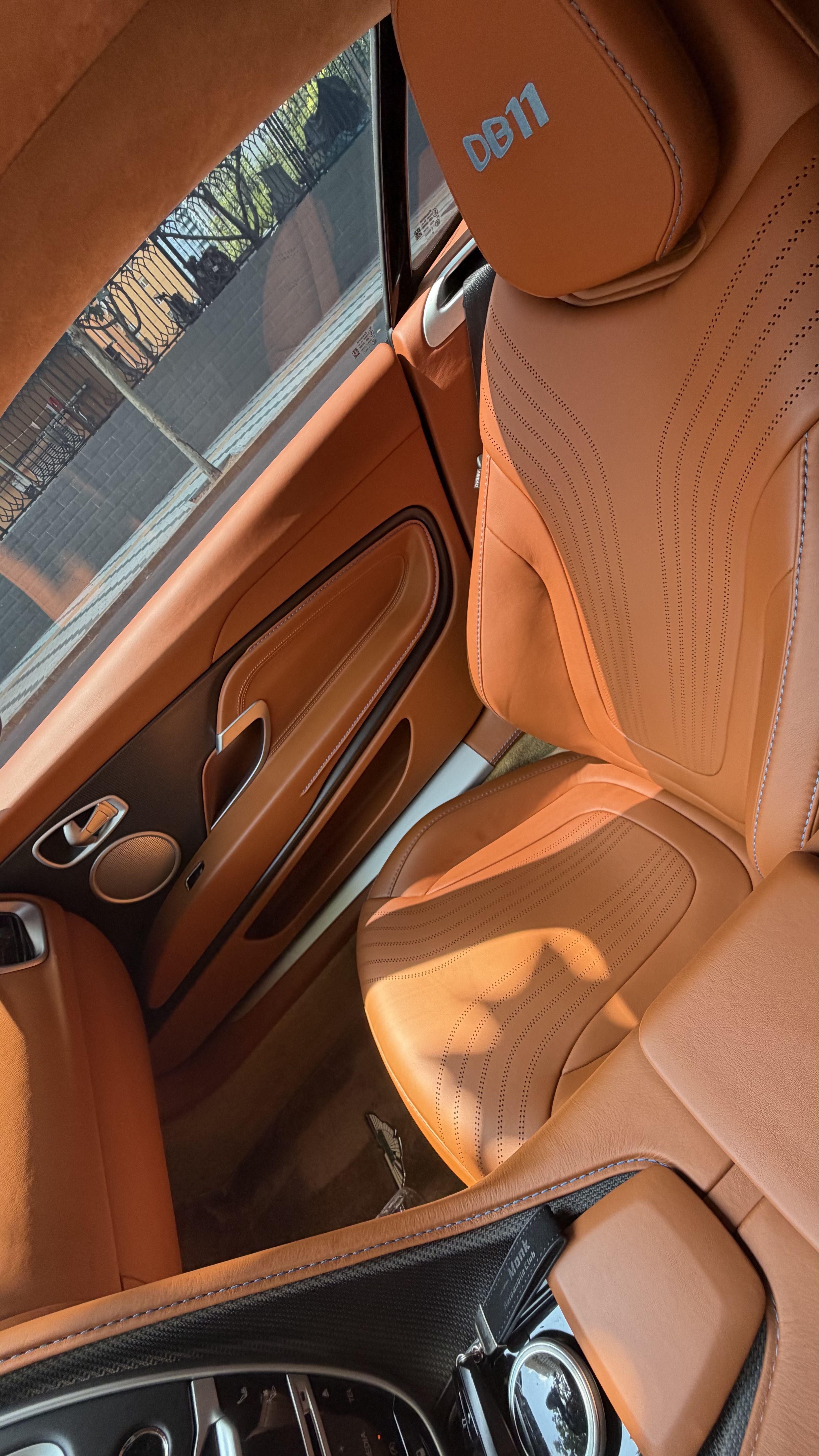 Aston Martin DB11 2019 thumb 5