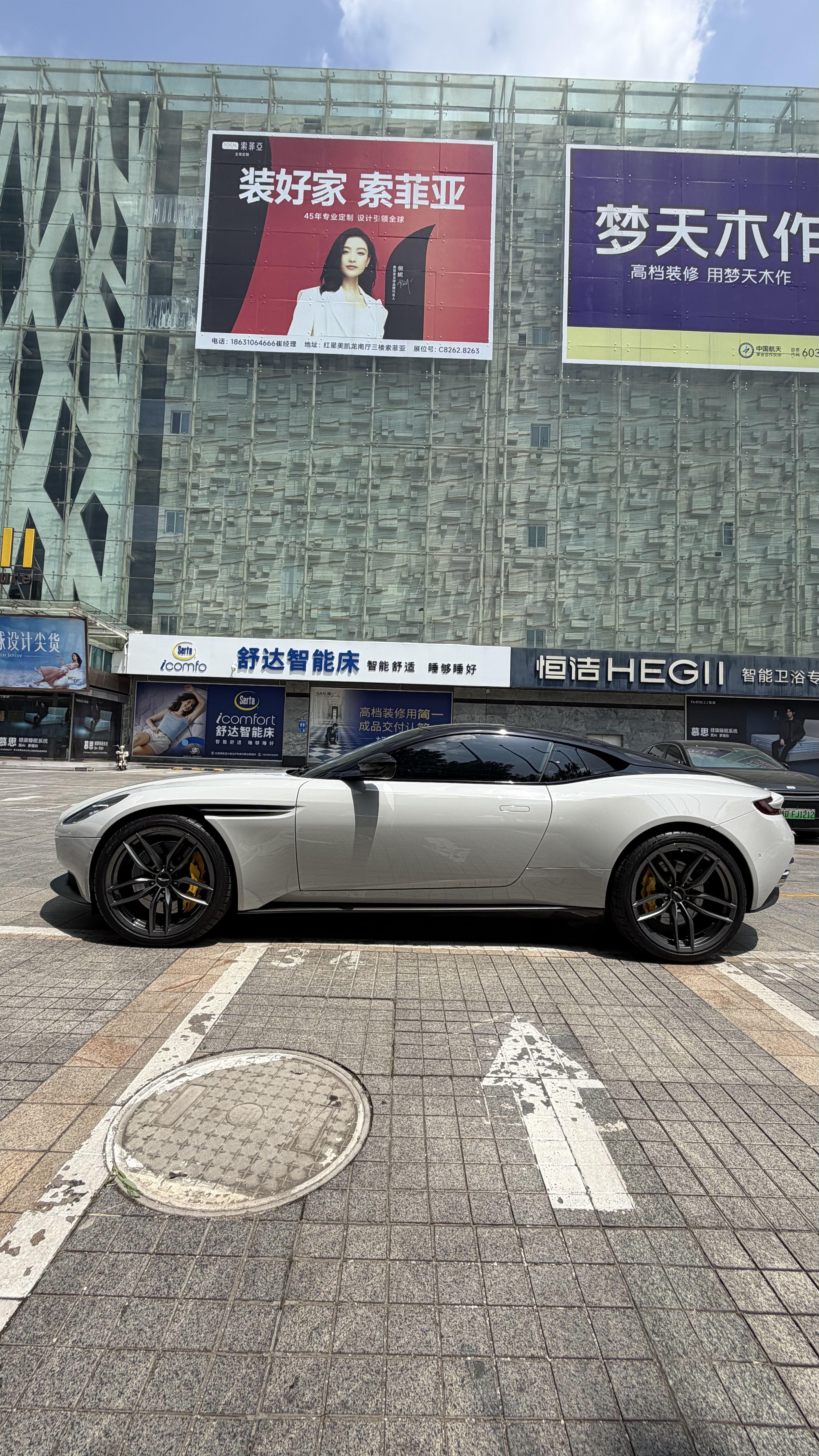 Aston Martin DB11 2019 thumb 6