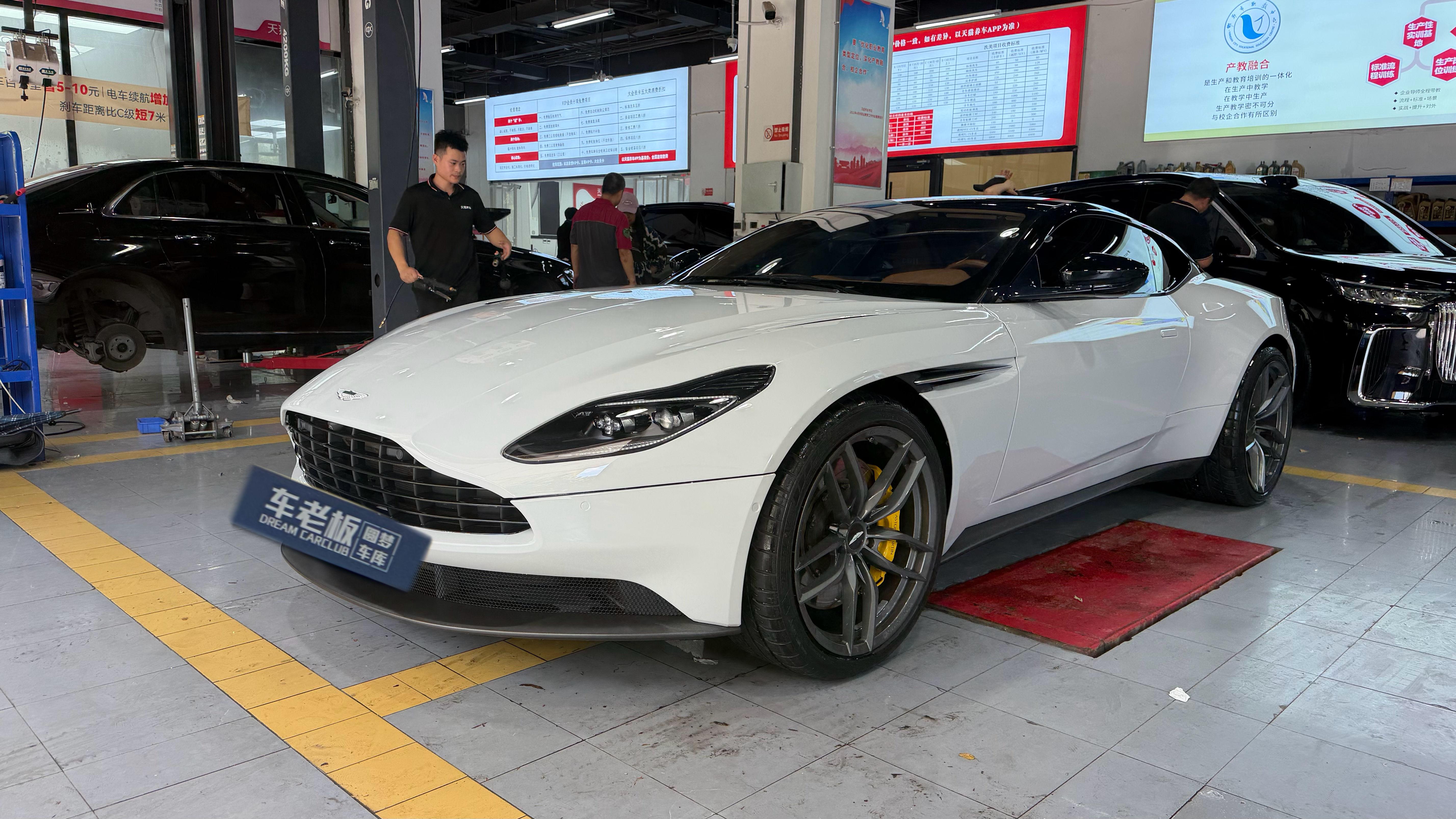 Aston Martin DB11 2019 thumb 8