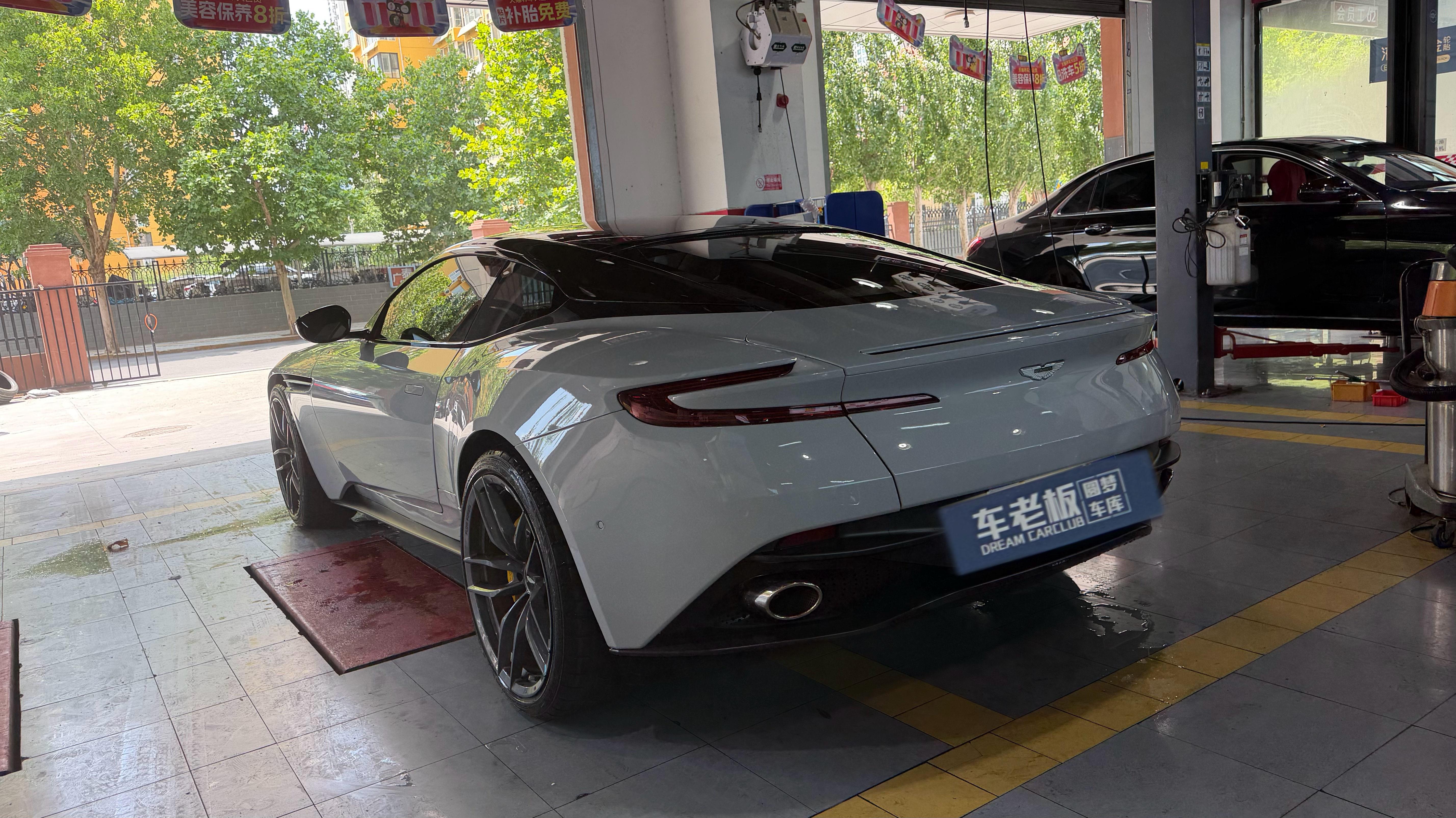 Aston Martin DB11 2019 thumb 10