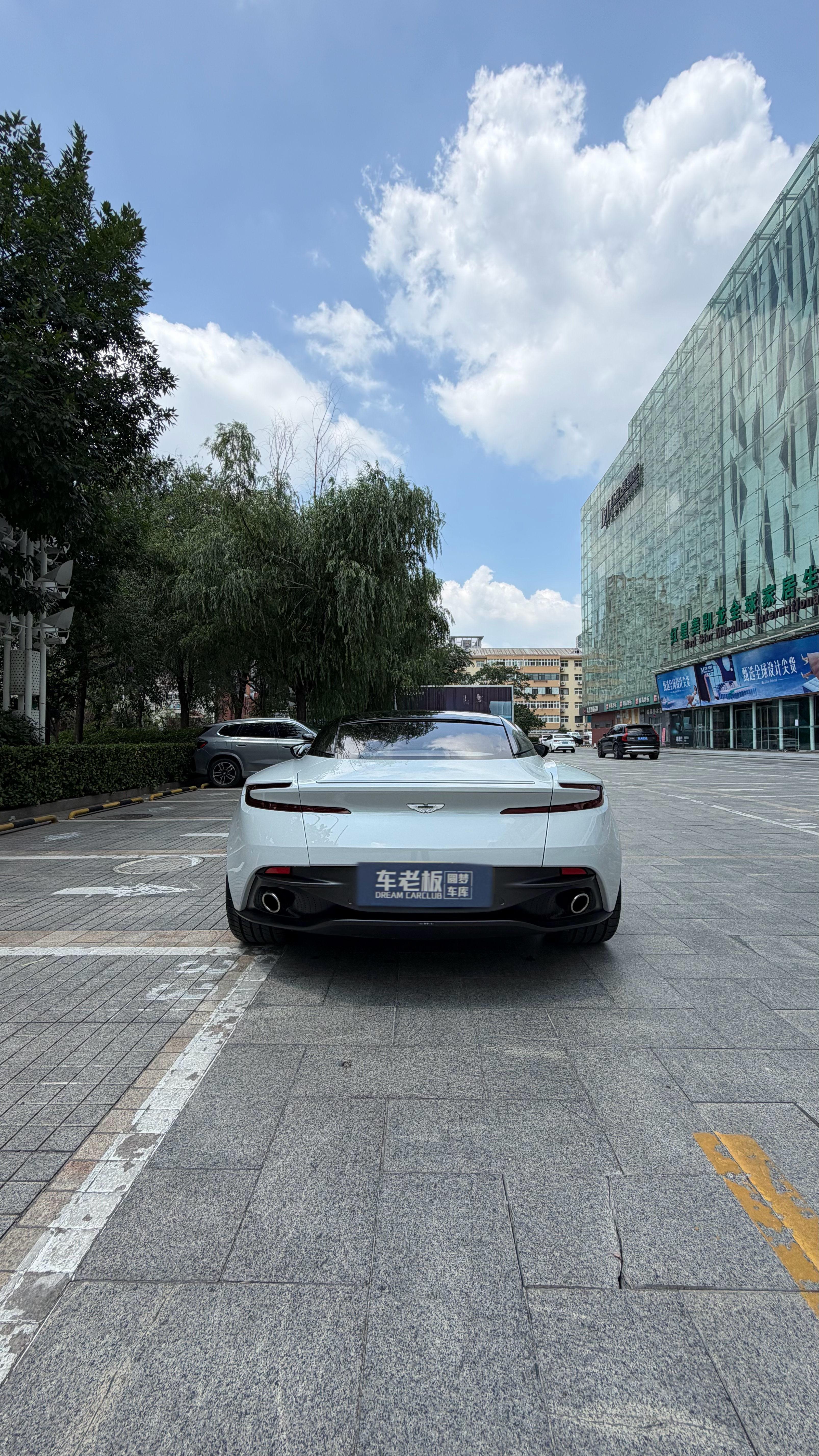 Aston Martin DB11 2019 thumb 12