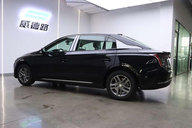 Hongqi E-QM5 2025 thumb 2