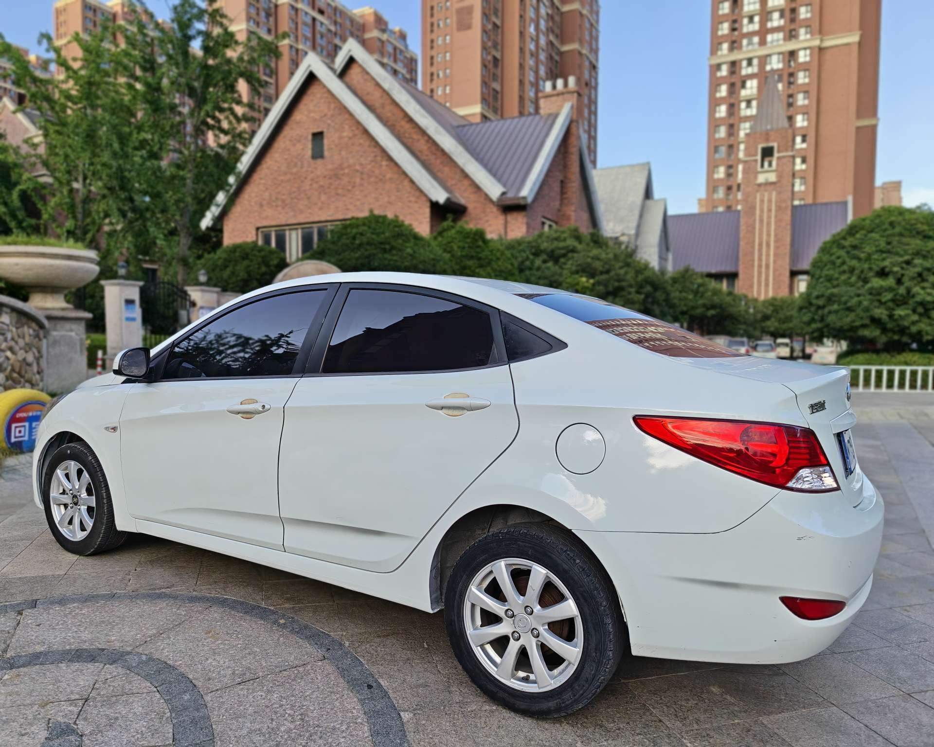 Hyundai Solaris 2010 thumb 2