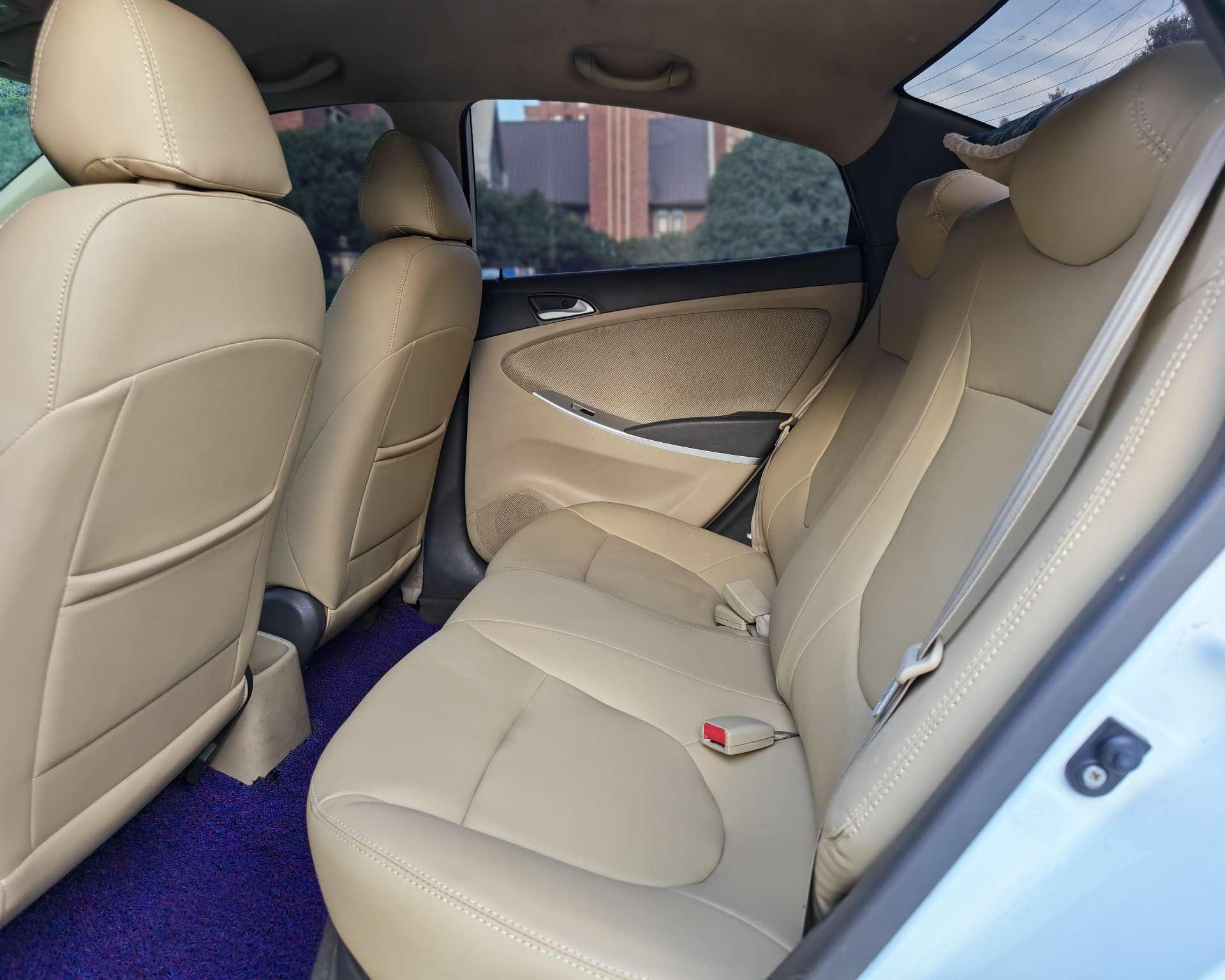 Hyundai Solaris 2010 thumb 8