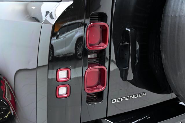 Land Rover Defender 2024 thumb 11