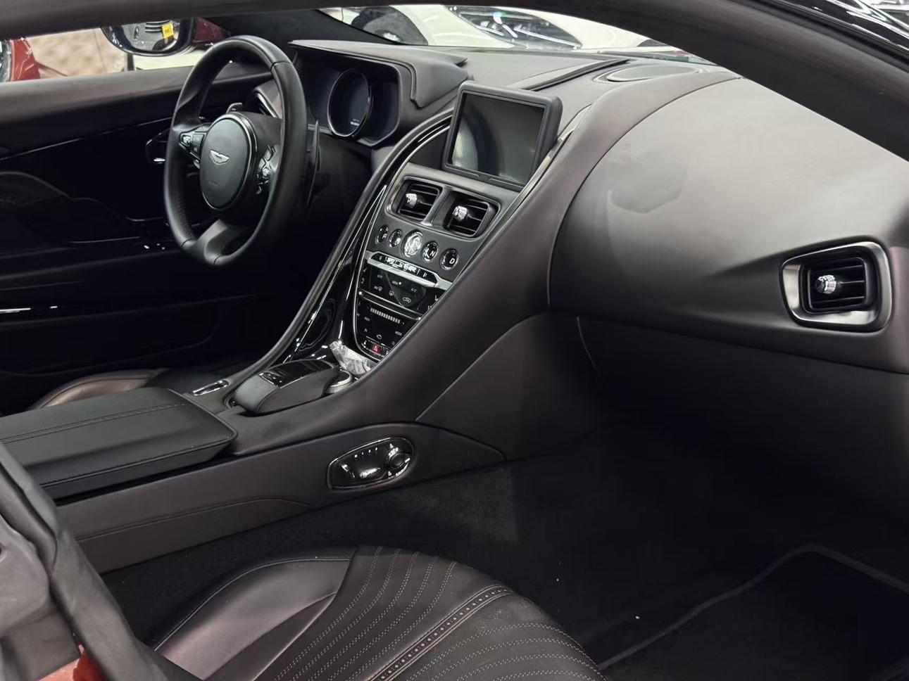 Aston Martin DB11 2016 thumb 5