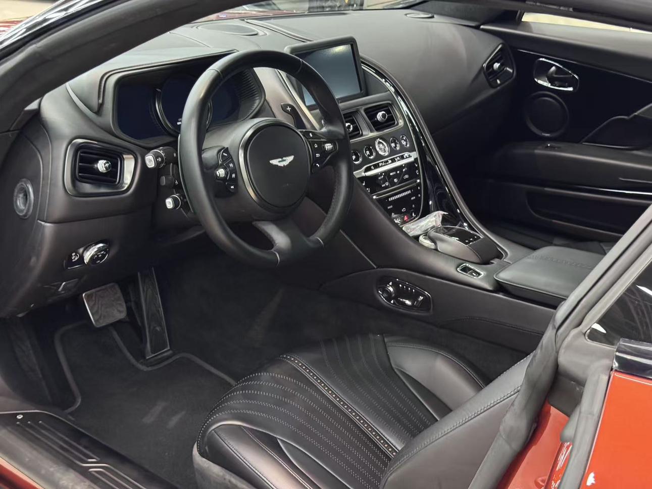 Aston Martin DB11 2016 thumb 6