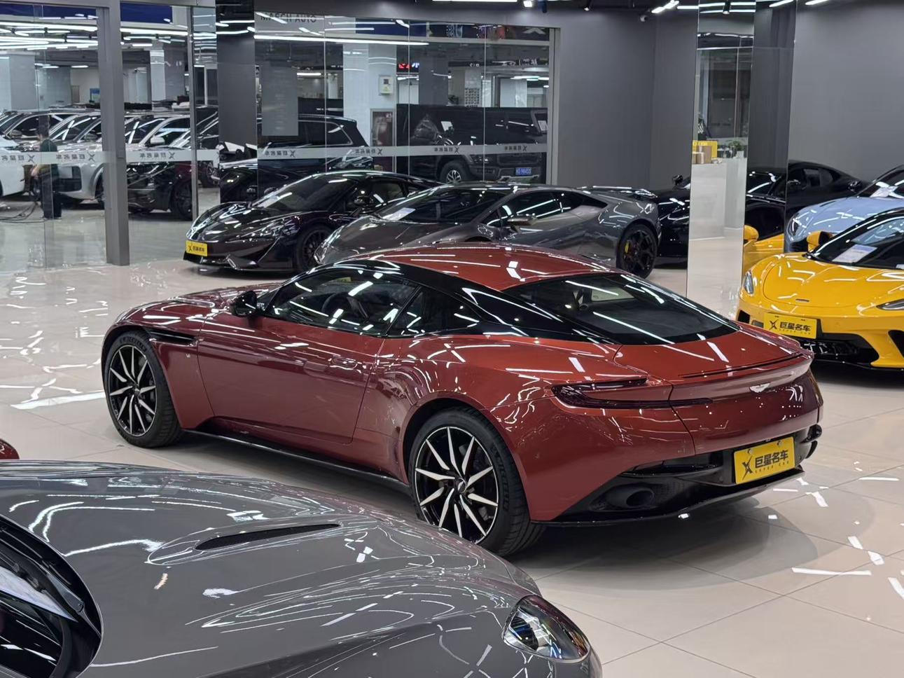 Aston Martin DB11 2016 thumb 10