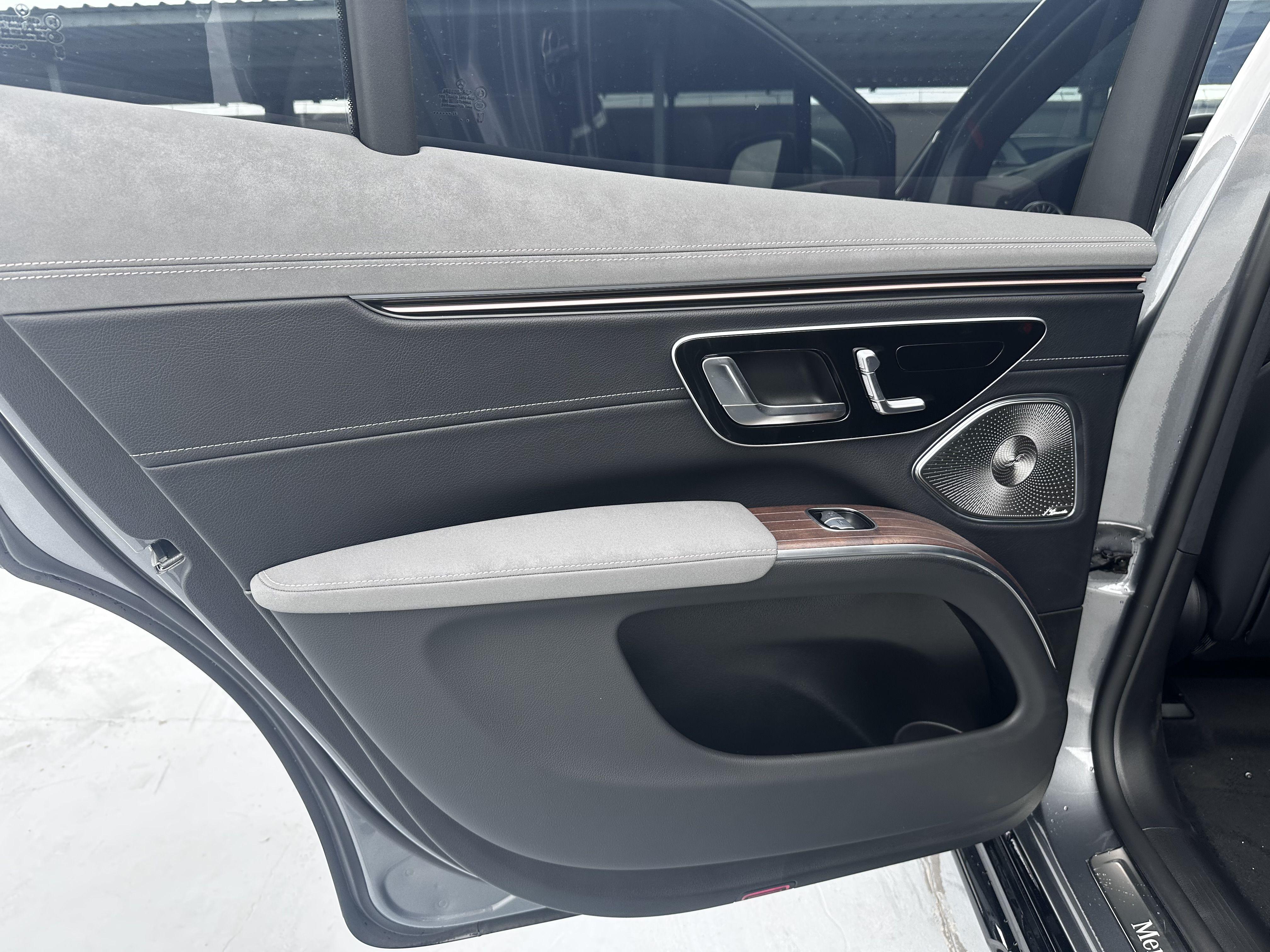 Mercedes-Benz EQS SUV 2023 thumb 6