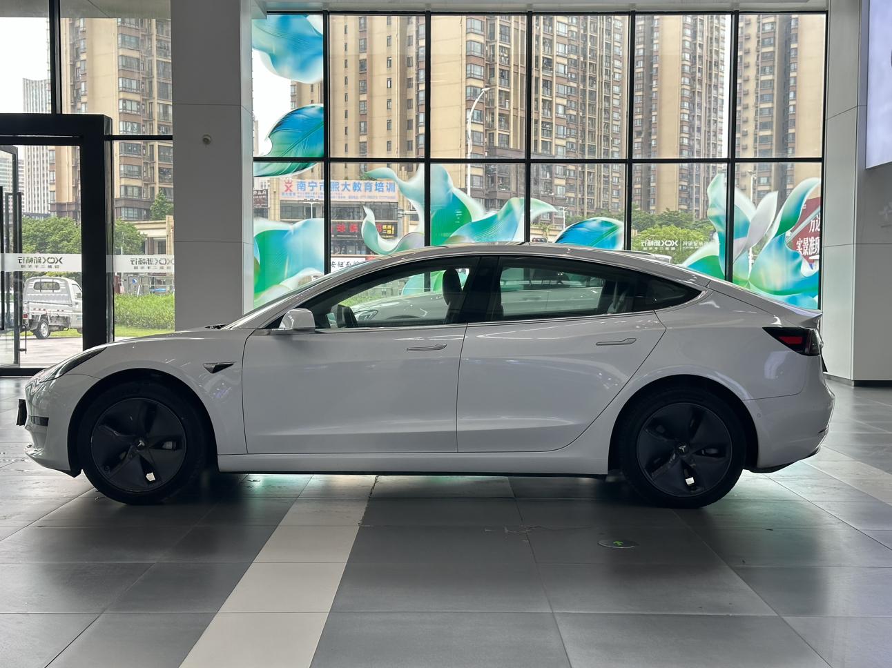 Tesla Model 3 2020 thumb 2