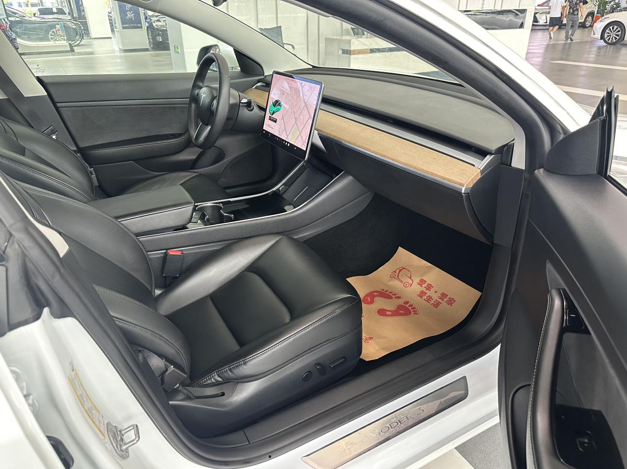 Tesla Model 3 2020 thumb 8