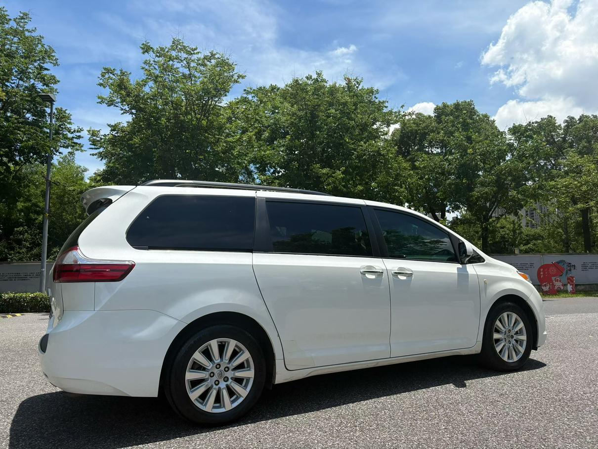 Toyota Sienna 2017 thumb 3