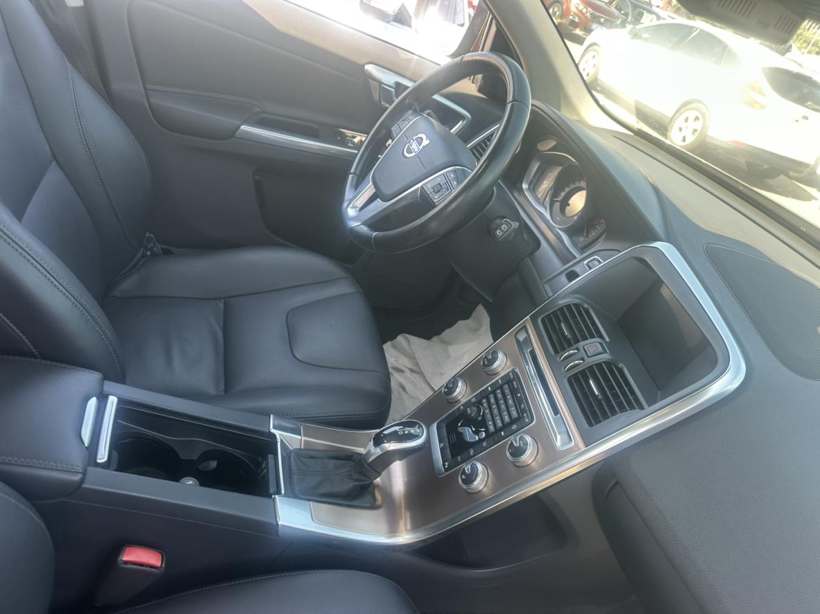 Volvo XC60 2015 thumb 9