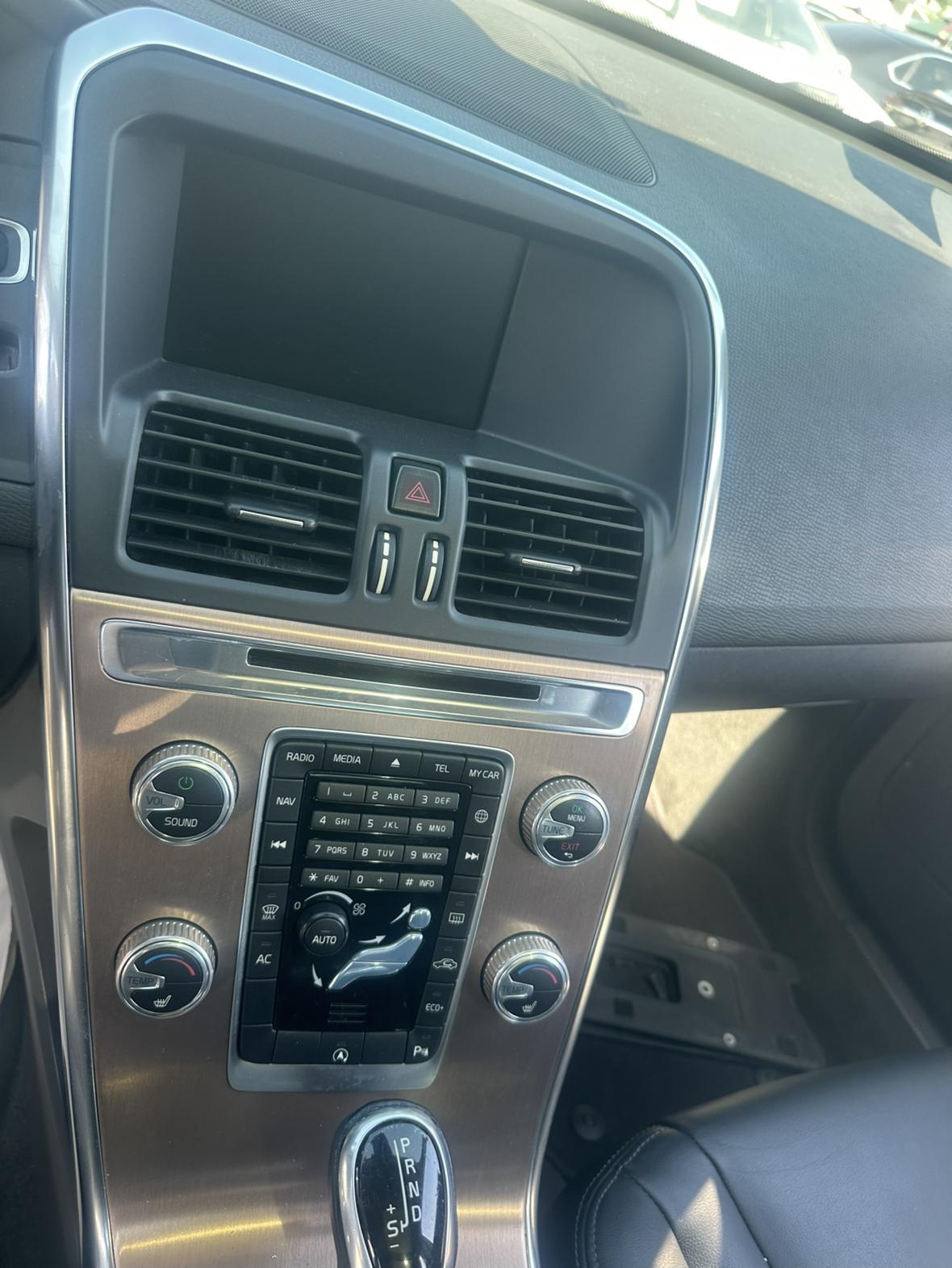 Volvo XC60 2015 thumb 10