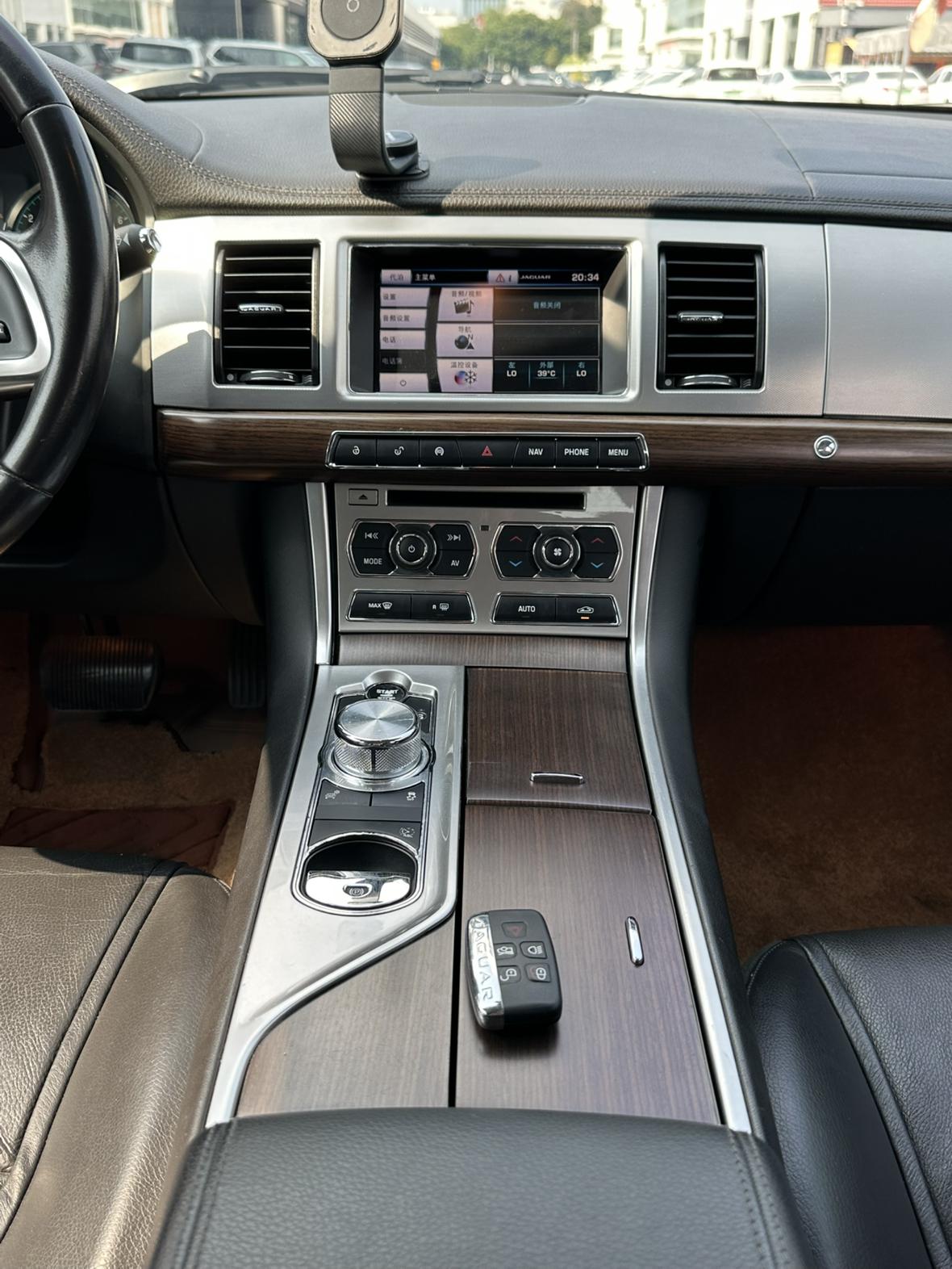Jaguar XF 2014 thumb 6