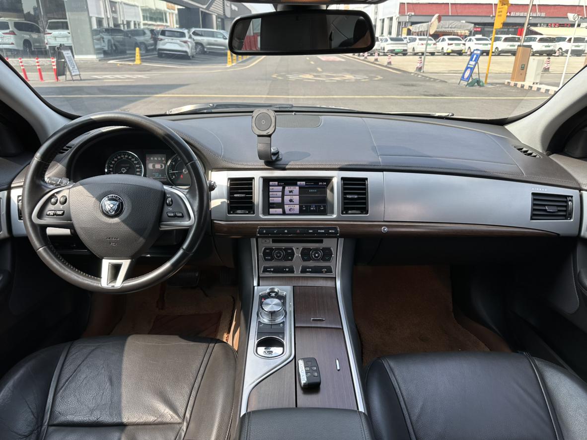 Jaguar XF 2014 thumb 10