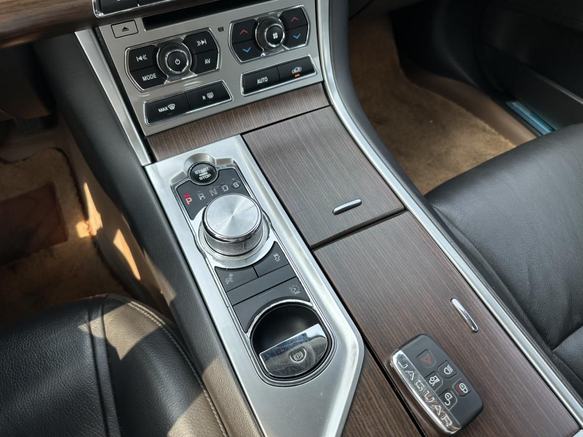 Jaguar XF 2014 thumb 12