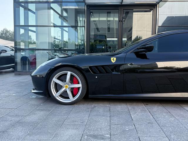 Ferrari GTC4Lusso 2017 thumb 8