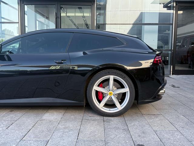 Ferrari GTC4Lusso 2017 thumb 12