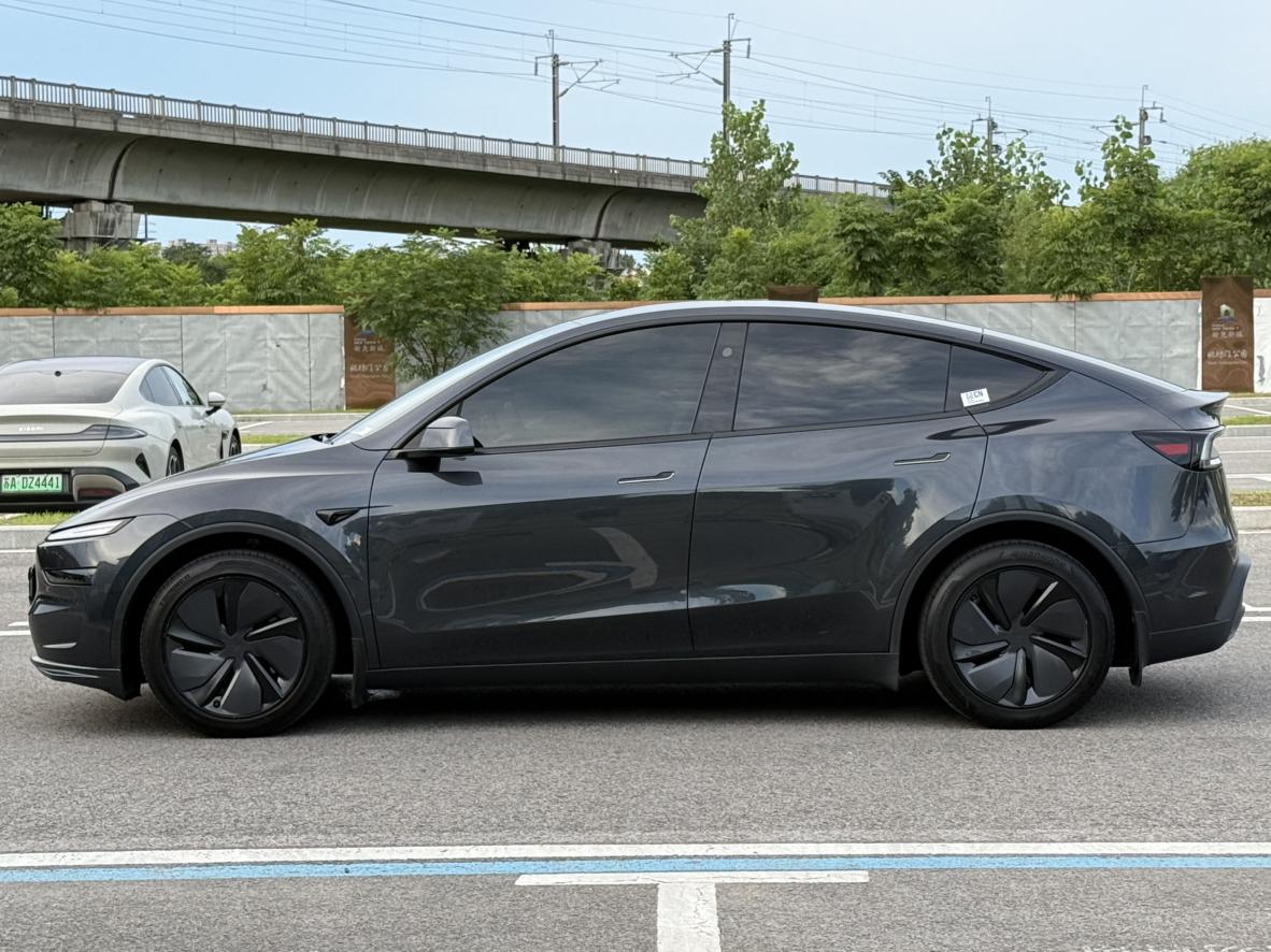 Tesla Model Y 2025 thumb 2