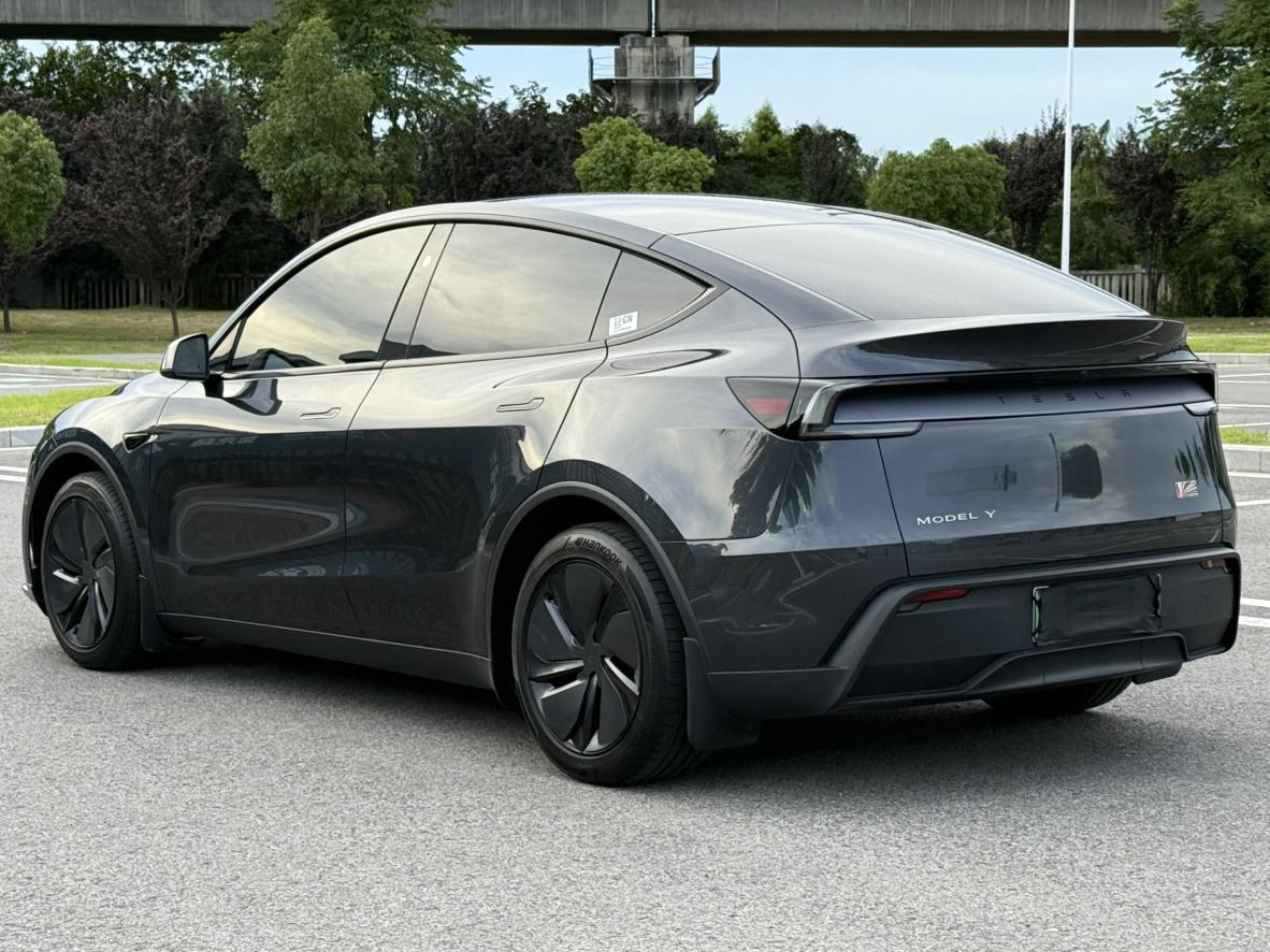 Tesla Model Y 2025 thumb 3