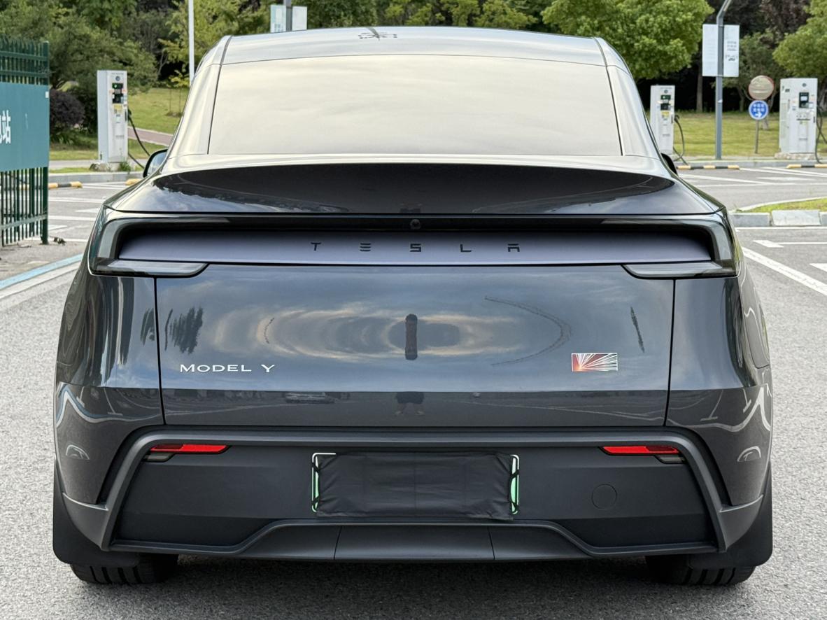 Tesla Model Y 2025 thumb 4