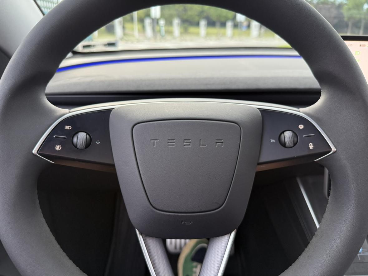 Tesla Model Y 2025 thumb 8