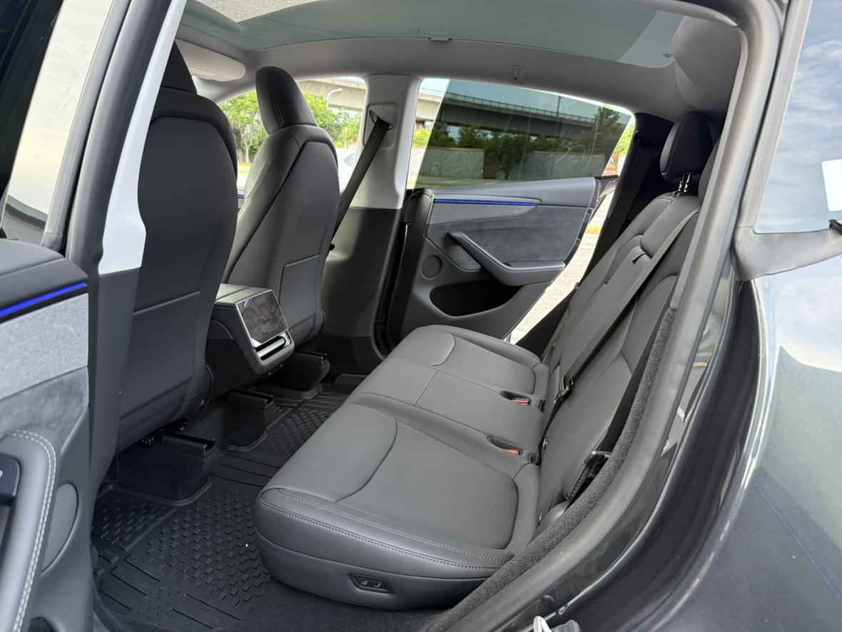 Tesla Model Y 2025 thumb 12