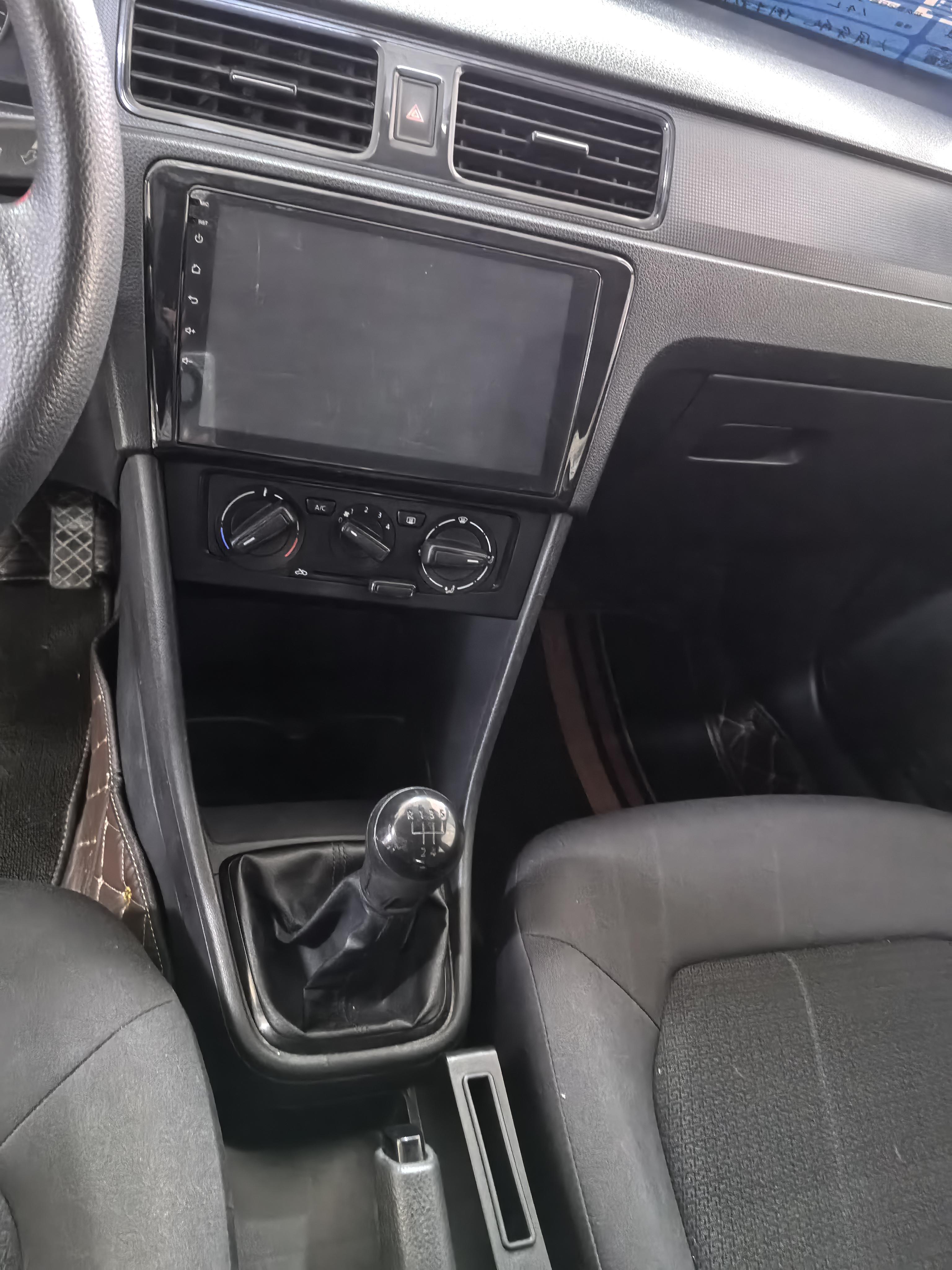 Volkswagen Santana 2013 thumb 5