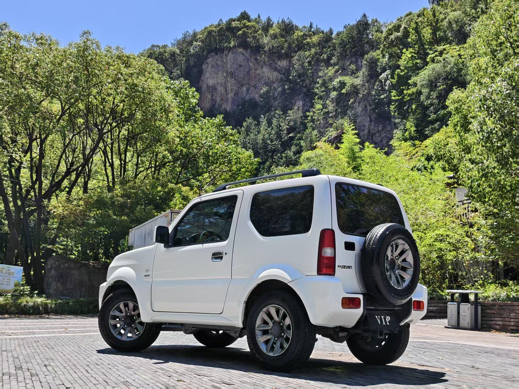 Suzuki Ji Mu Ni 2015 thumb 3