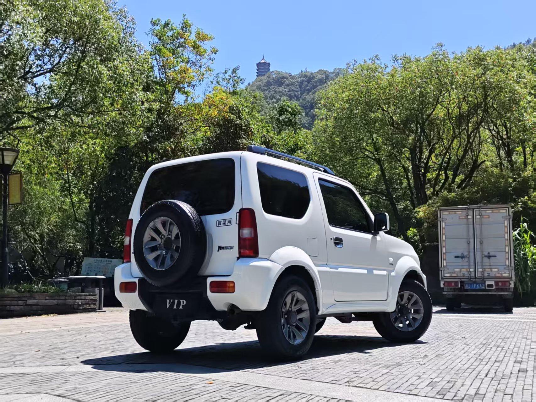 Suzuki Ji Mu Ni 2015 thumb 5