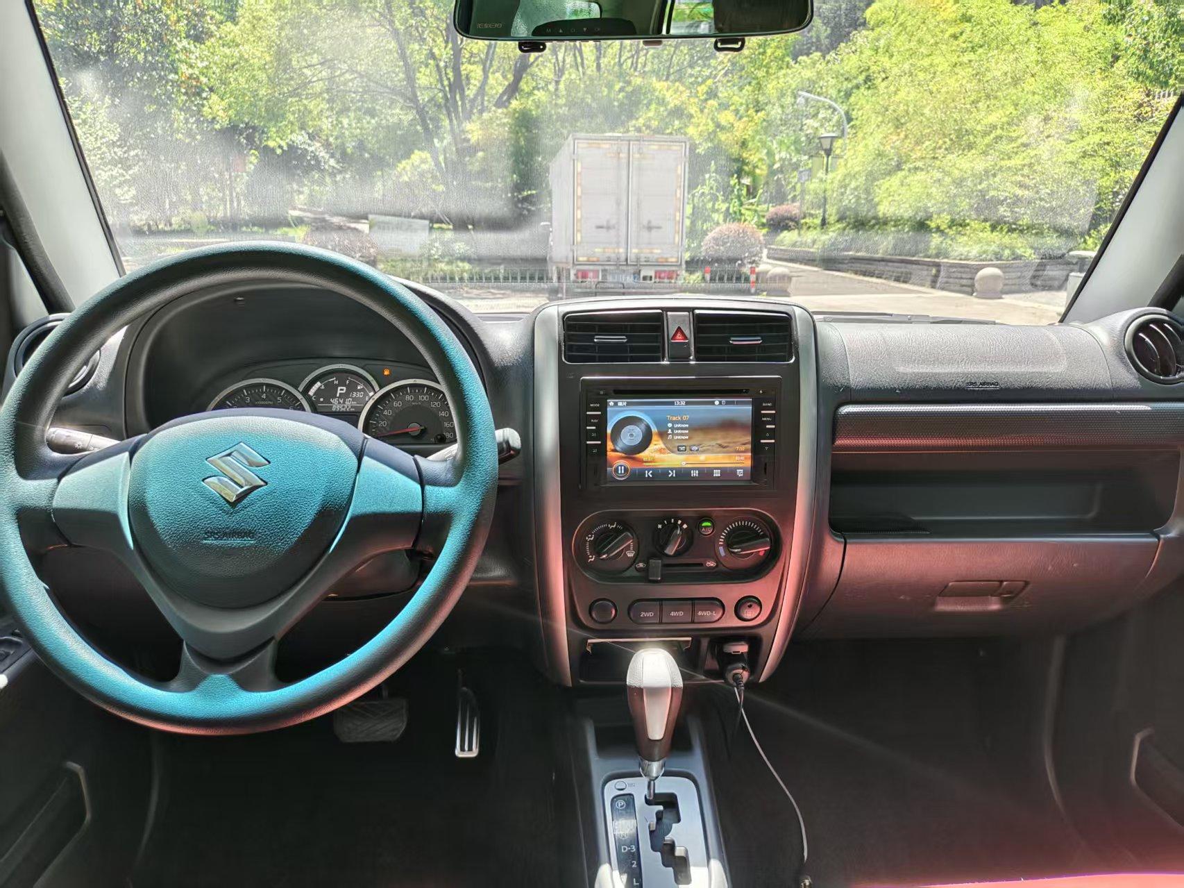 Suzuki Ji Mu Ni 2015 thumb 6
