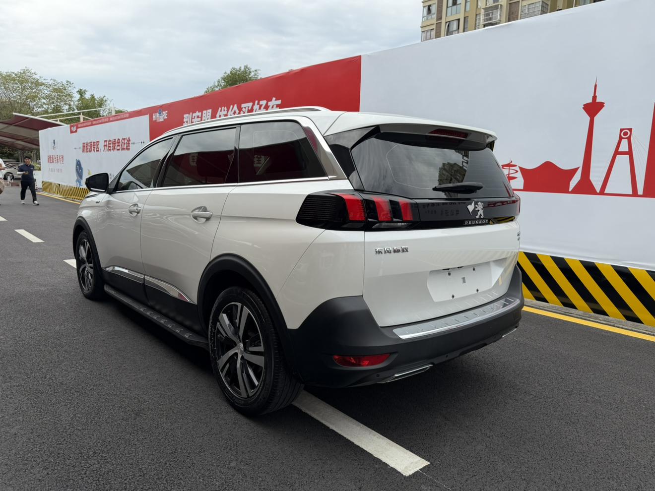 Peugeot 5008 2017 thumb 3
