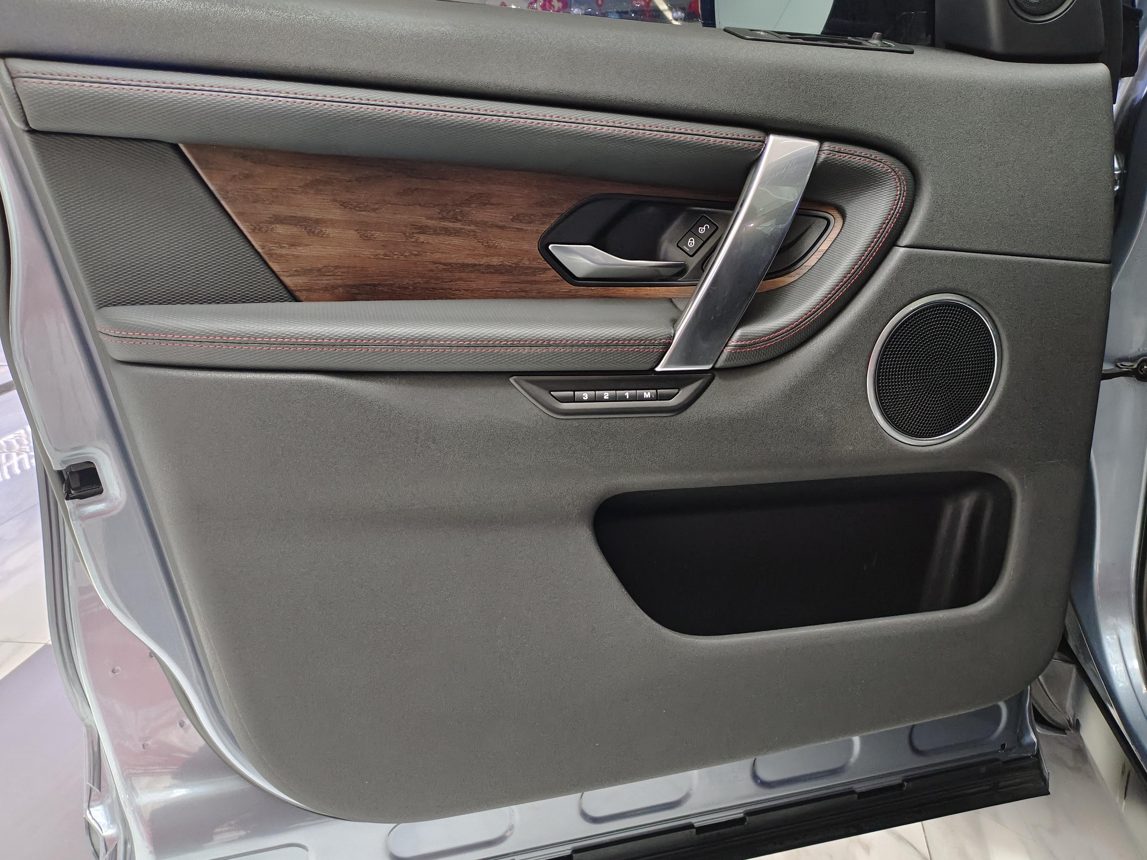 Land Rover Discovery Sport 2020 thumb 10