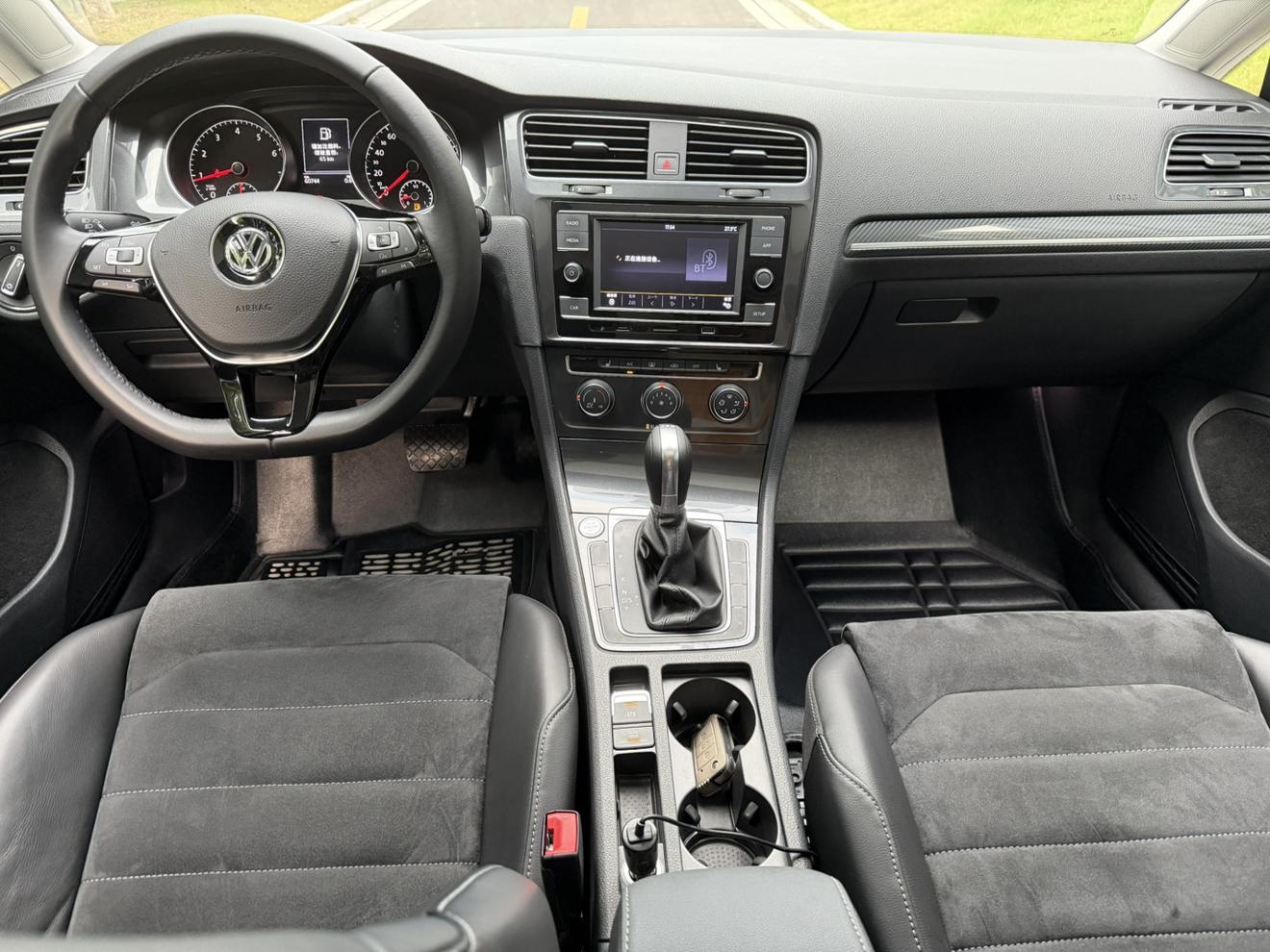 Volkswagen Golf Sportsvan 2018 thumb 5