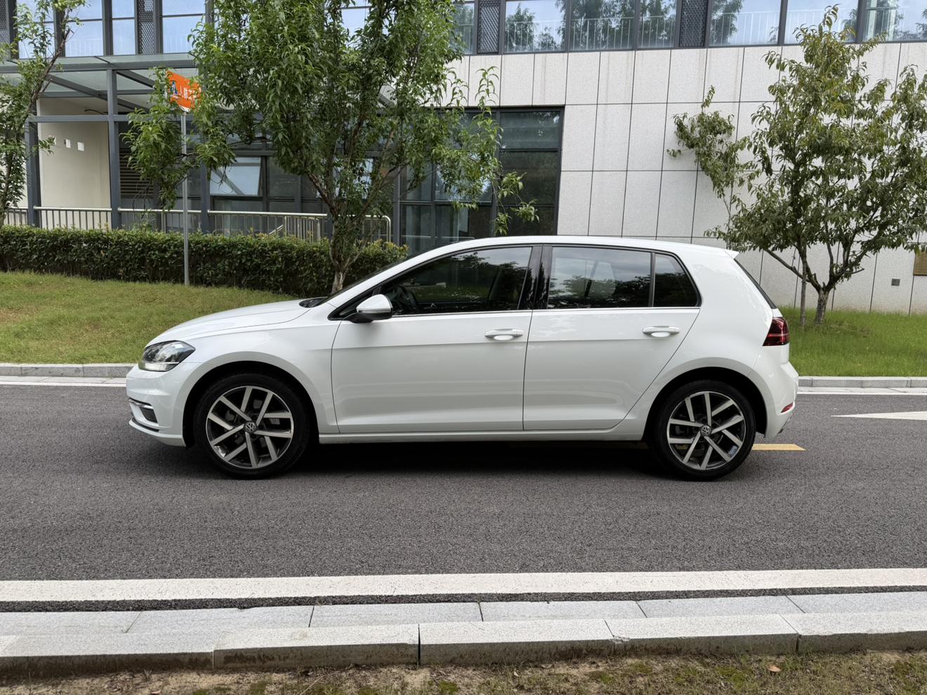 Volkswagen Golf Sportsvan 2018 thumb 10